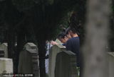 组图：赵薇墓地拍戏脸色严肃 烧香祭奠逝者显尊重