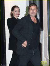 组图：皮特为茱莉庆生共进餐 全黑打扮恩爱牵手