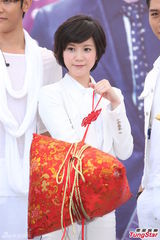 组图：汪东城蔡旻佑台北为电视原声带签唱