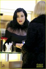 组图：蒂塔-万提斯小黑裙优雅亮相 丝袜美腿秀性感