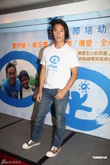 组图：郑伊健与蒙嘉慧无造人计划 助养柬埔寨小孩