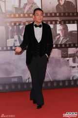 组图：梁家辉亮相金像奖红毯 举手致意