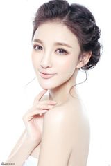 组图：刘雨欣春季清新妆容大片展现精致面容