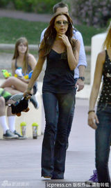 组图：贝嫂吊带装携三子玩耍 大儿子变空中飞人