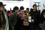 组图：李宇春夺EMA大奖返京 口罩遮面粉丝送花