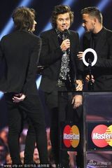 组图：单向乐队获全球成功奖 五子现场调戏奖杯