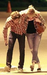 组图：小情侣艾玛与加菲咯咯笑欢乐躲狗仔