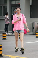 组图：中戏新生开学典礼 萌妹子嫩帅哥素颜入校