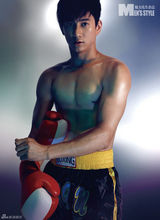 组图：吴奇隆半裸登时尚杂志封面 秀性感身材