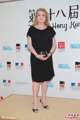 组图：法国影后新作曝光 最爱与女儿重逢一幕