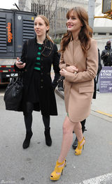 高清组图：莉顿-梅斯特街拍驼色大衣搭配纱裙