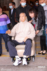 赌王何鸿燊时隔7个月出院 坐轮椅精神良好(图)