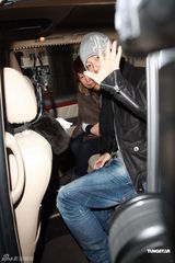 组图：任贤齐出院女友陪同 自曝儿子曾探病