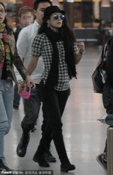 组图：章子怡潮装现身引围观 恋情稳定心情佳