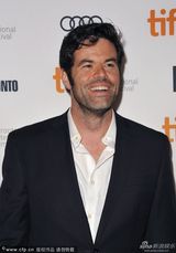 组图：《魔鬼绳结》首映 威瑟斯彭性感露乳沟