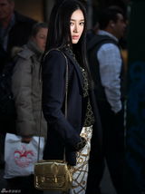 组图：秦岚新写真OL丽人干练造型