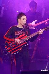 组图：黄贯中开唱未见朱茵 陈豪黄德斌助阵