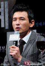组图：崔岷植李政宰等出席《新世界》发布会