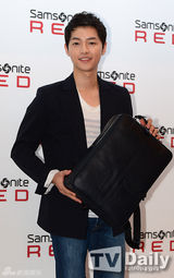 组图：少时允儿出席活动黑裙淑女 宋仲基将入伍