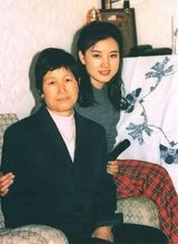 组图：网友曝宋祖英与家人合影 端庄清秀气质佳