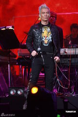 组图：任贤齐香港个唱白发登场 热吻好友陈升