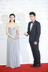 组图：吴奇隆2012年曾亲昵牵手刘诗诗眼神温柔