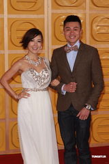 组图：李诗韵身着白色长裙携手黄浩然入场