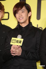 组图：FTIsland台湾将首唱 主唱李洪基狠练身材