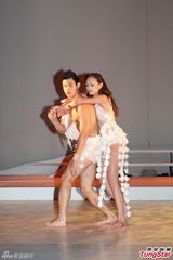 组图：女星JessicaC美胸压男伴脸 T型内裤露臀