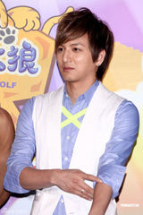 幻灯组图：周笔畅耍酷扮可爱 棒棒堂平底锅当贺礼 