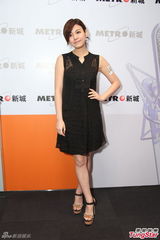 组图：陈妍希赞港男笑容满面 自掏腰包买专辑