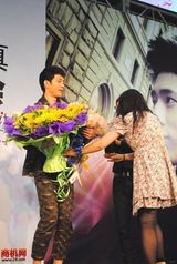 组图：井柏然《井色》火爆签售 新书收益将捐献公益