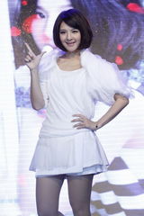 组图：郭静摆桃花阵玩招亲 获赠天后级专属麦克