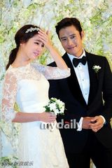 组图：李秉宪李敏贞携手出席婚礼新闻发布会