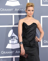 高清图：格莱美红毯 戴安娜-艾格伦黑裙烟熏妆