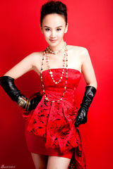 组图：小王晶红裙写真 一颦一笑灵动优雅