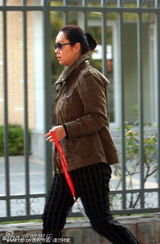 组图：刘威儿子曝光星范儿足 妈妈接送风尘仆仆