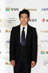 高清组图：青龙奖红毯女星争艳 河智苑孙艺珍成焦点