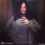 组图：王菲享受巴黎美食 与赵薇开心相聚