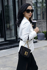 组图：翁虹携女时髦出街 时尚风范大气高端