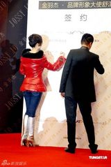 高清图：舒淇做代言红装耀眼 现场混乱花容失色