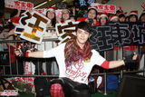 组图：汪东城拥抱女粉丝 望圣诞有女友相伴