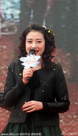 组图：周海媚顶泡面头献歌剪彩 宽松外套臃肿