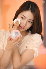 高清组图：李民浩朴信惠代言 粉红装秀冬日甜蜜