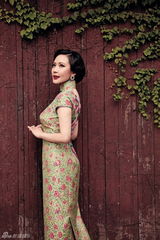 组图：方琼拍摄复古风大片 徜徉老上海街头巷尾