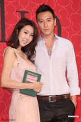 周杰伦绯闻女友秀性感酥胸 娇羞回应恋情(组图)