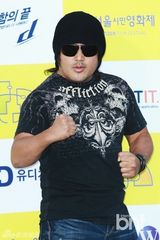 组图：艺智苑等出席电影节走蓝地毯