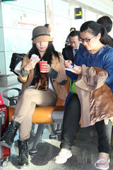 组图：小陶虹素颜现身机场 心情大好与助理说笑