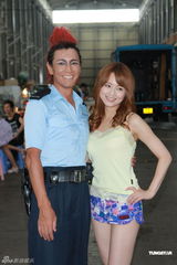 组图：加滕鹰吉泽明步赴港拍《蜜桃成熟时33D》 