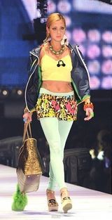 组图：徐若瑄婚纱现身东京时尚秀 比美佐佐木希